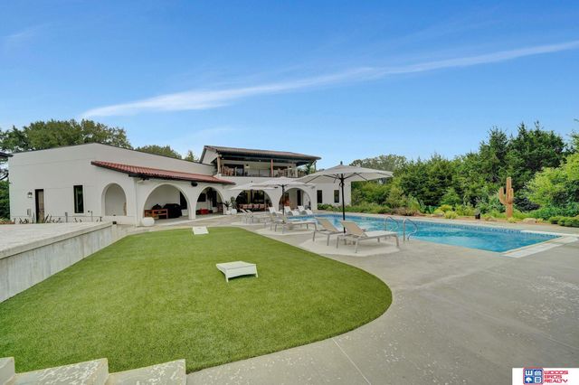 566 S 10th Road, Palmyra, NE 68418