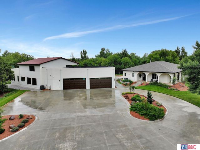 566 S 10th Road, Palmyra, NE 68418