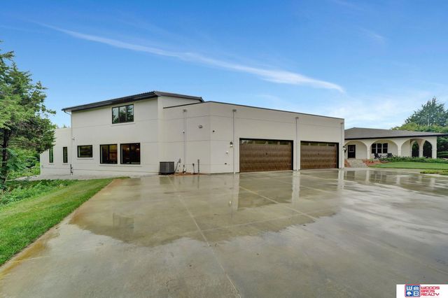 566 S 10th Road, Palmyra, NE 68418