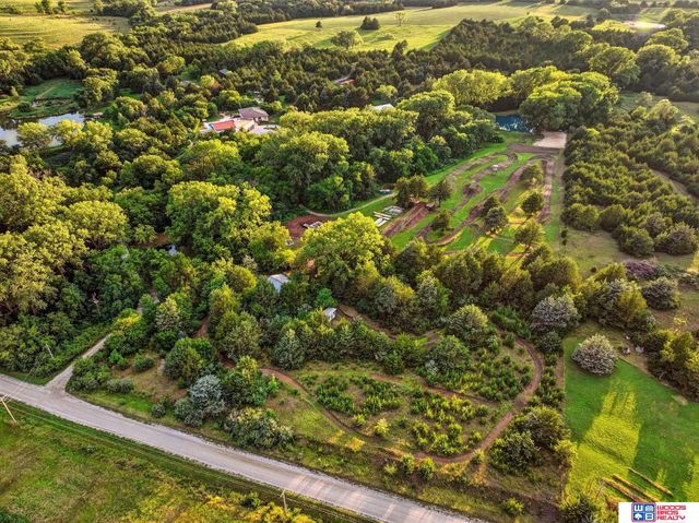 566 S 10th Road, Palmyra, NE 68418