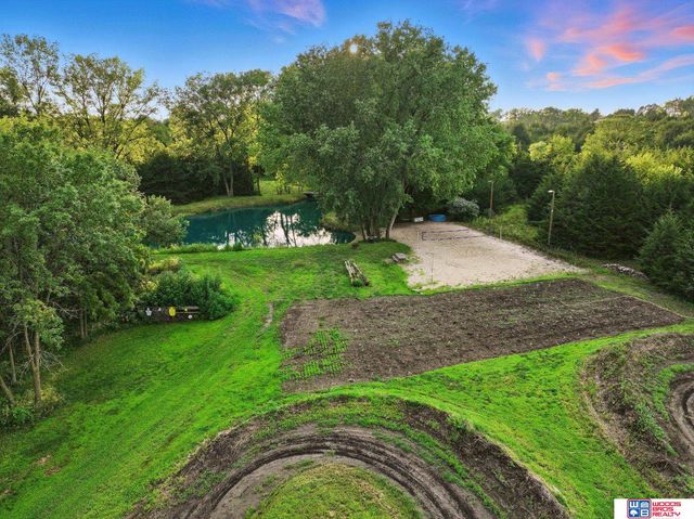 566 S 10th Road, Palmyra, NE 68418