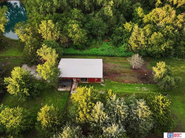566 S 10th Road, Palmyra, NE 68418