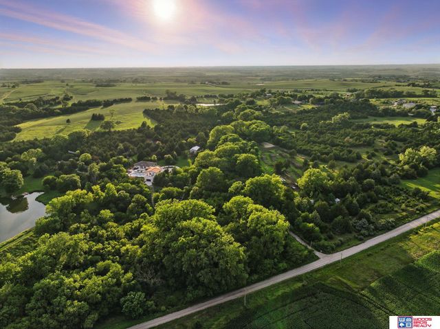 566 S 10th Road, Palmyra, NE 68418