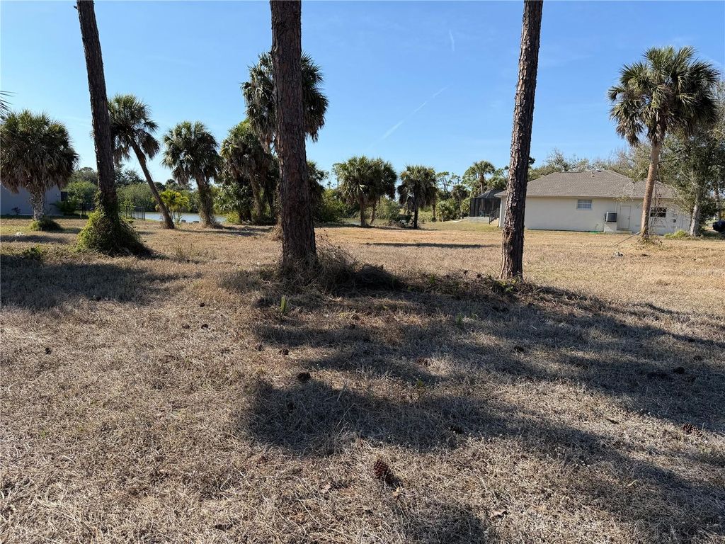 Image 3 of property listing at 2 PINE VALLEY CT, Rotonda West, FL 33947