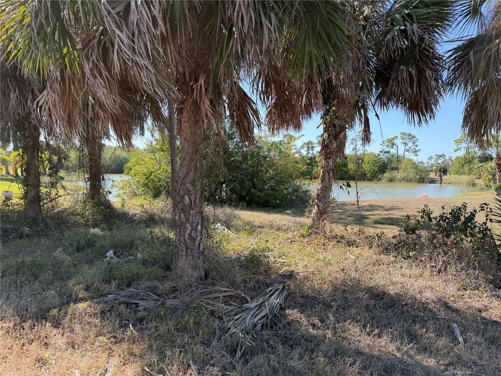 Image 4 of property listing at 2 PINE VALLEY CT, Rotonda West, FL 33947