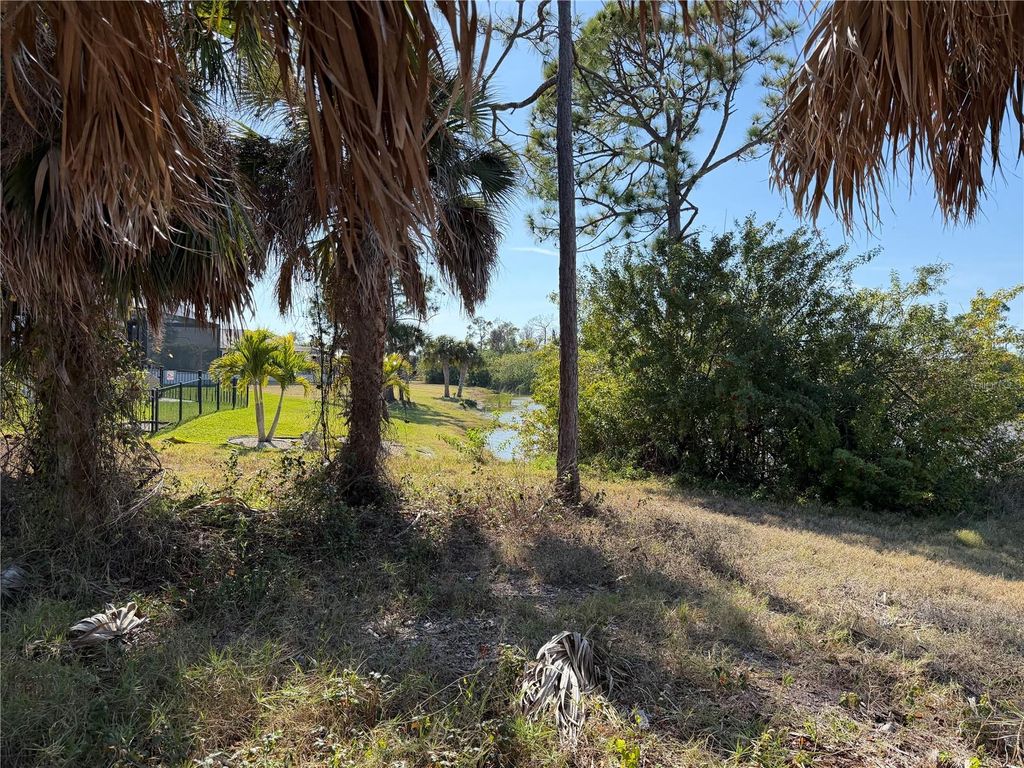 Image 5 of property listing at 2 PINE VALLEY CT, Rotonda West, FL 33947