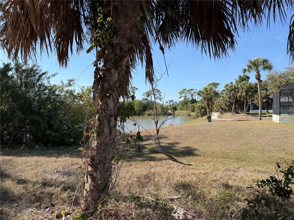 Image 6 of property listing at 2 PINE VALLEY CT, Rotonda West, FL 33947