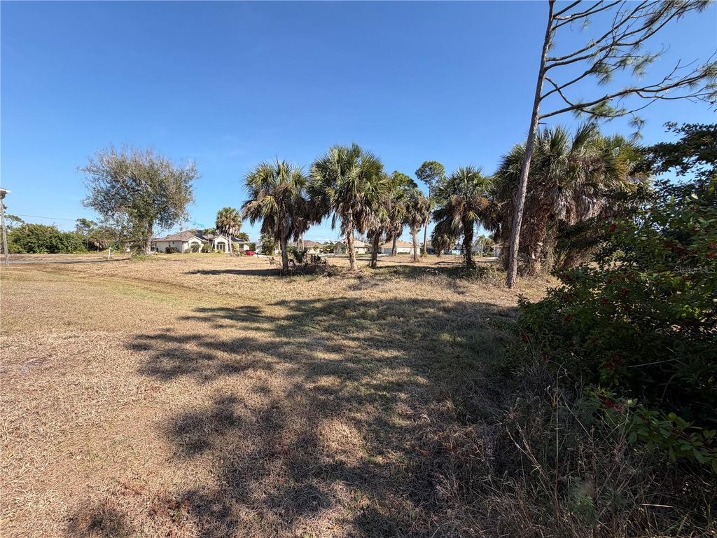 Image 7 of property listing at 2 PINE VALLEY CT, Rotonda West, FL 33947