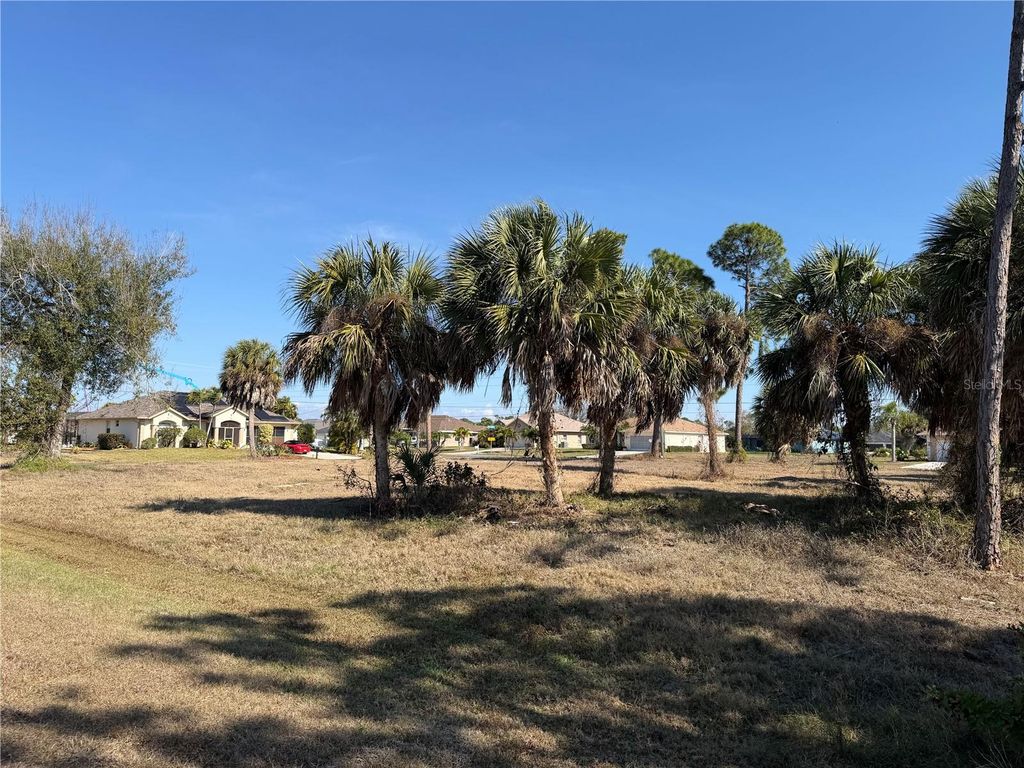 Image 8 of property listing at 2 PINE VALLEY CT, Rotonda West, FL 33947