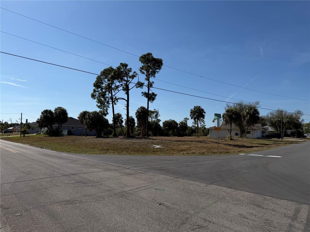 Image 9 of property listing at 2 PINE VALLEY CT, Rotonda West, FL 33947