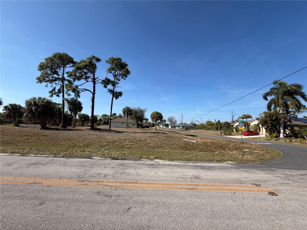 Image 10 of property listing at 2 PINE VALLEY CT, Rotonda West, FL 33947