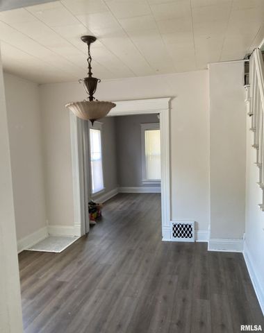 2001 S SPRING Street, Springfield, IL 62704