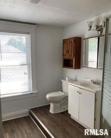 2001 S SPRING Street, Springfield, IL 62704