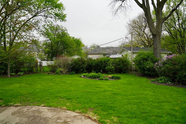 211 Sandalwood Drive, Naperville, IL 60540