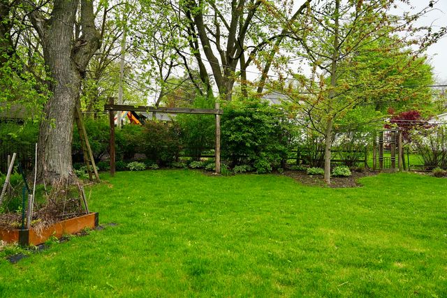 211 Sandalwood Drive, Naperville, IL 60540