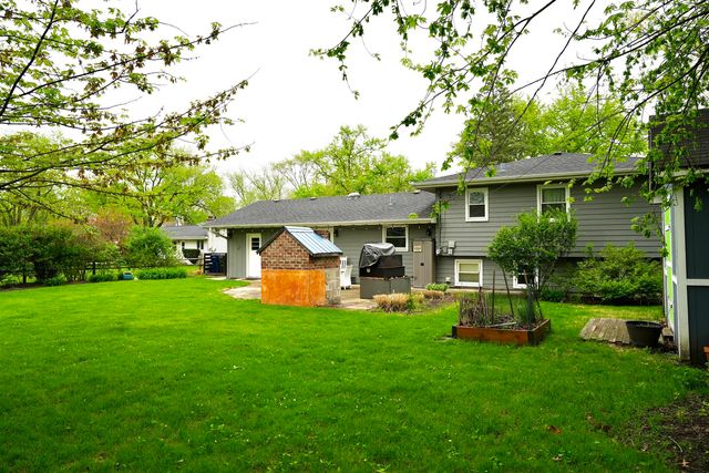 211 Sandalwood Drive, Naperville, IL 60540