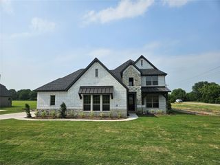 216 Redwood Circle, Trenton, TX 75490