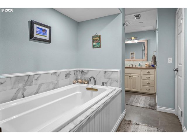 60094 ROBINETTE Rd, St Helens, OR 97051