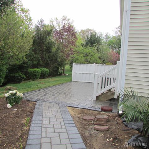 29 Tall Oaks Court, Parlin, NJ 08859