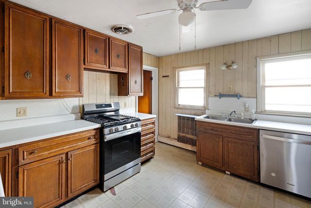 6 N RAILROAD AVE, Wyoming, DE 19934