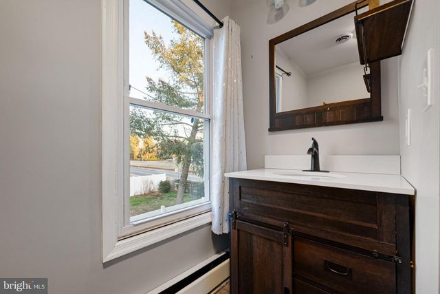 6 N RAILROAD AVE, Wyoming, DE 19934