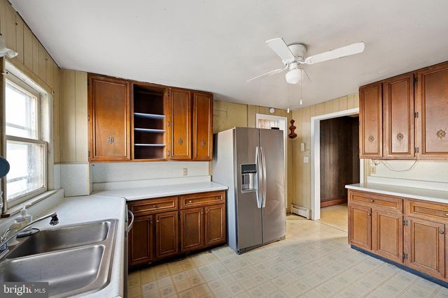 6 N RAILROAD AVE, Wyoming, DE 19934