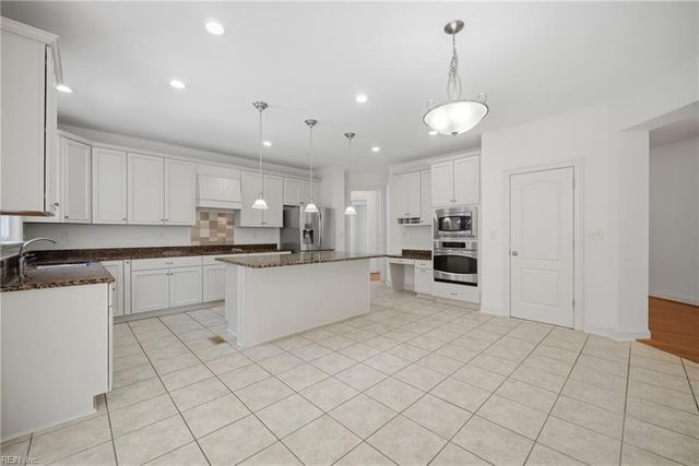 1417 Kemp Bridge LN, Chesapeake, VA 23320
