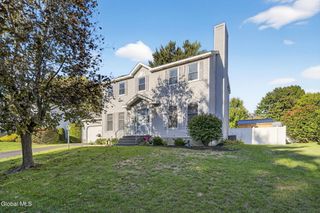 3 Stonegate Court, Colonie, NY 12205