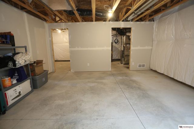 12866 S 47 Plaza, Papillion, NE 68133