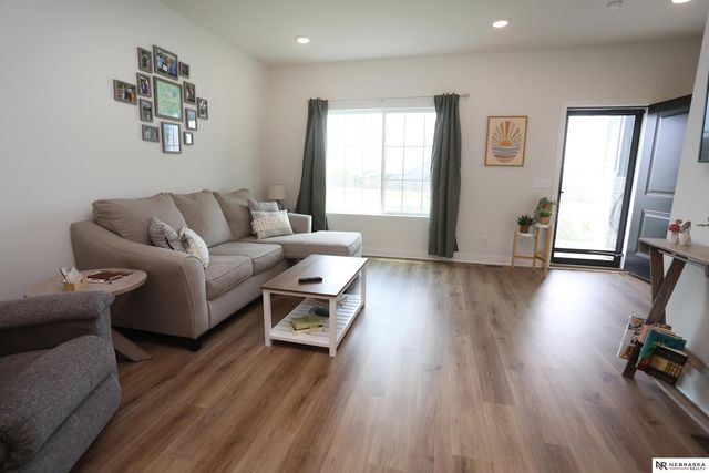 12866 S 47 Plaza, Papillion, NE 68133