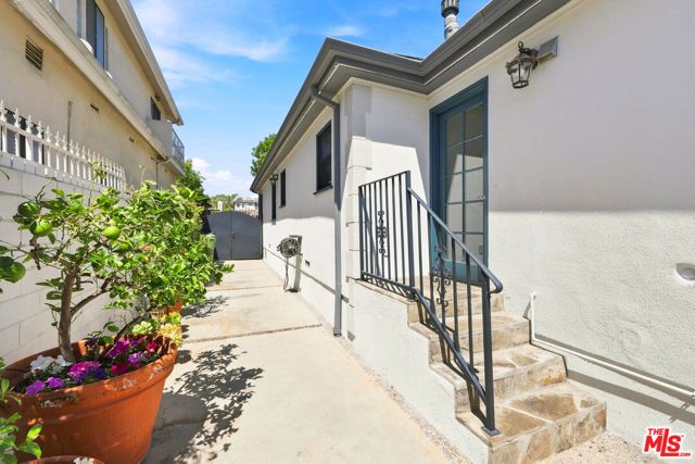 1712 S Wooster Street, Los Angeles, CA 90035
