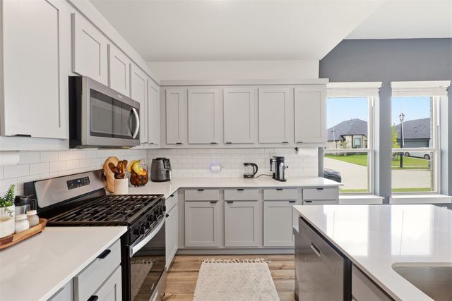 631 Southern Hills Drive, Red Oak, TX 75154