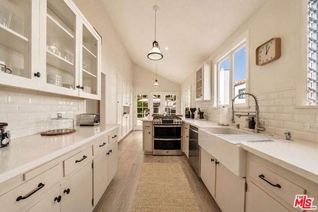 6537 Moore Drive, Los Angeles, CA 90048