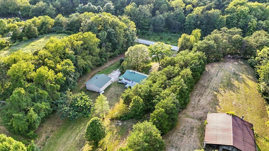 2498 Spout Springs Road, Irvine, KY 40336