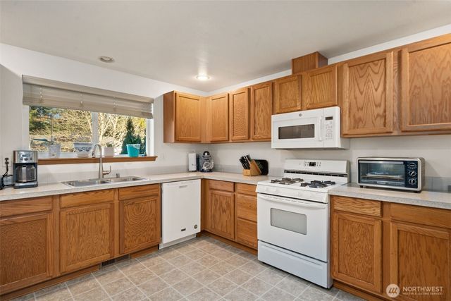 120 Skylark Court, Allyn, WA 98524