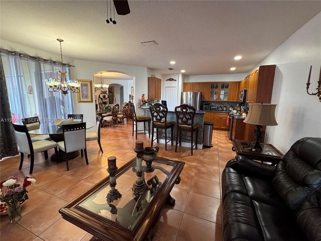 16062 SW 43rd Ter, Miami, FL 33185