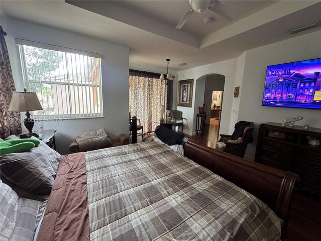 16062 SW 43rd Ter, Miami, FL 33185