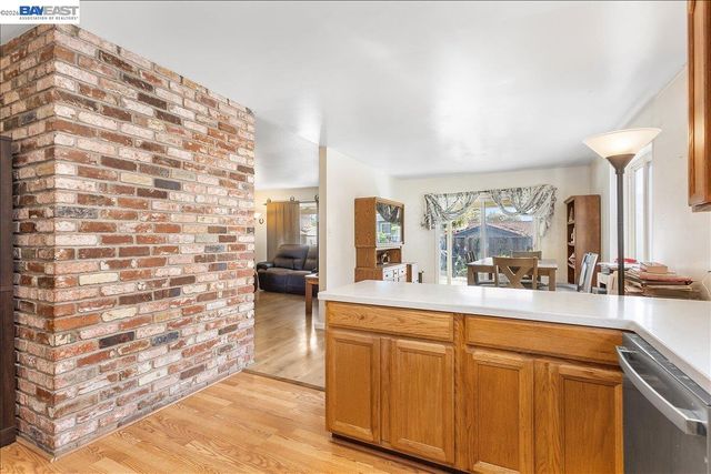 21330 Kahlert St, Castro Valley, CA 94546