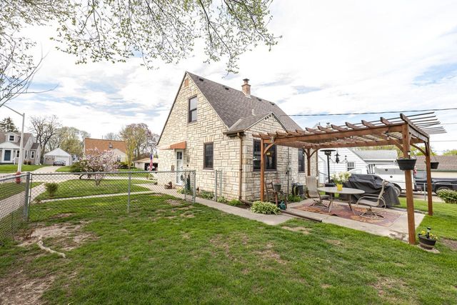 2876 86th STREET, West Allis, WI 53227