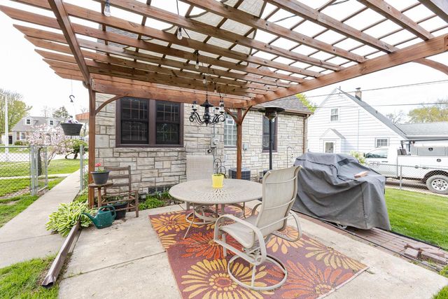 2876 86th STREET, West Allis, WI 53227
