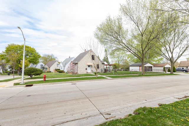 2876 86th STREET, West Allis, WI 53227