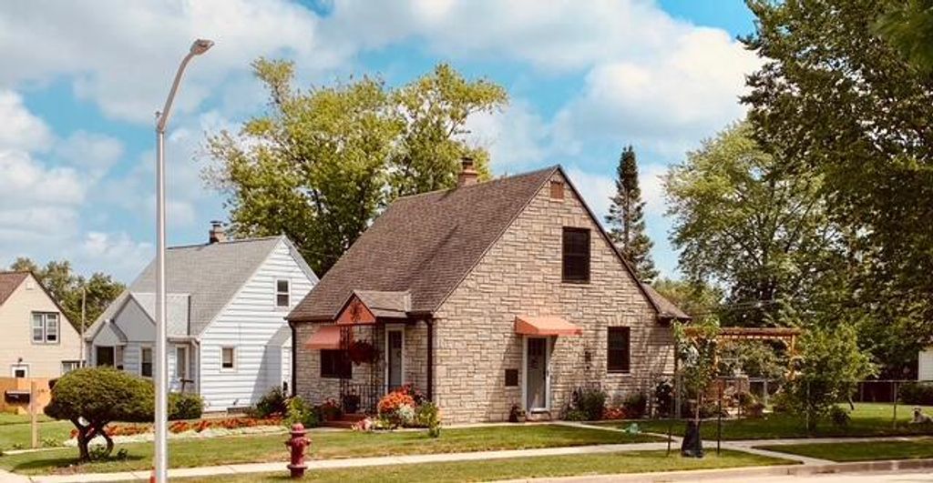 2876 86th STREET, West Allis, WI 53227