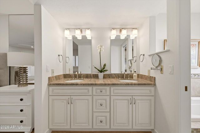 8167 E DEL CAVERNA Drive, Scottsdale, AZ 85258