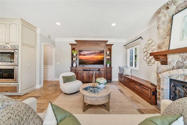 10082 Sunrise Ln, North Tustin, CA 92705