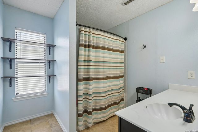 6434 Maverick Oak Dr, San Antonio, TX 78240
