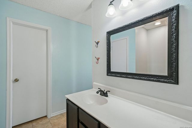 6434 Maverick Oak Dr, San Antonio, TX 78240