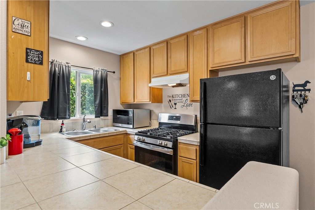 Image 10 of property listing at 14552 Foothill, Sylmar, CA 91342