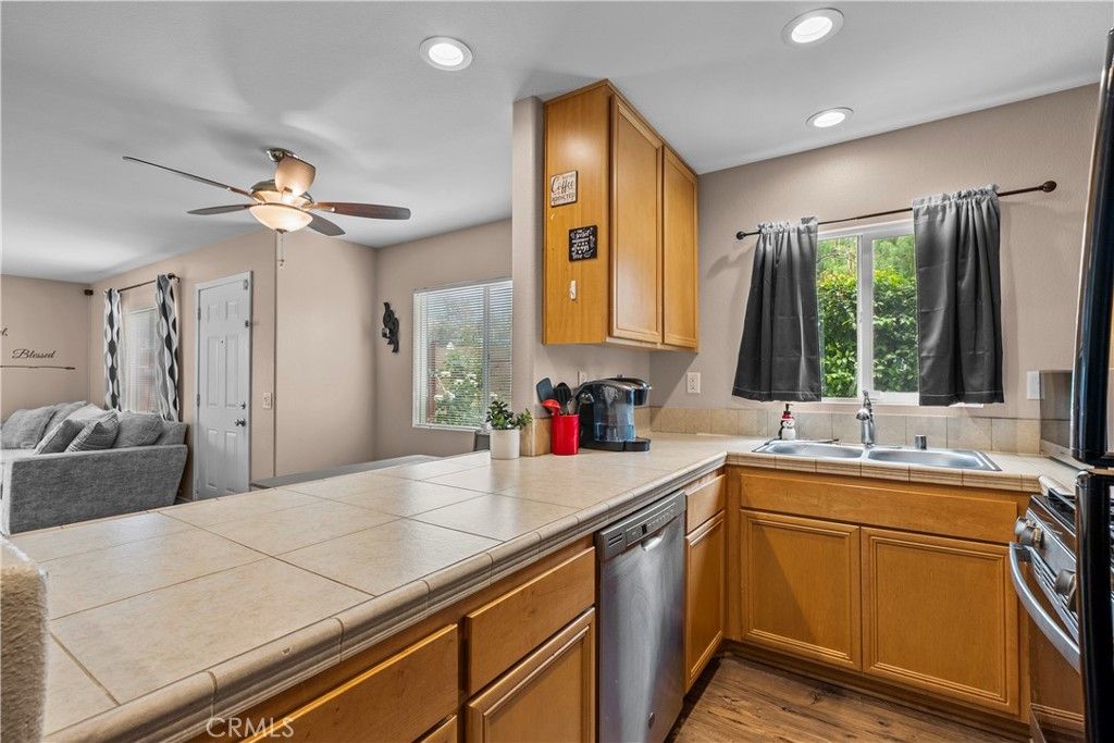 Image 11 of property listing at 14552 Foothill, Sylmar, CA 91342
