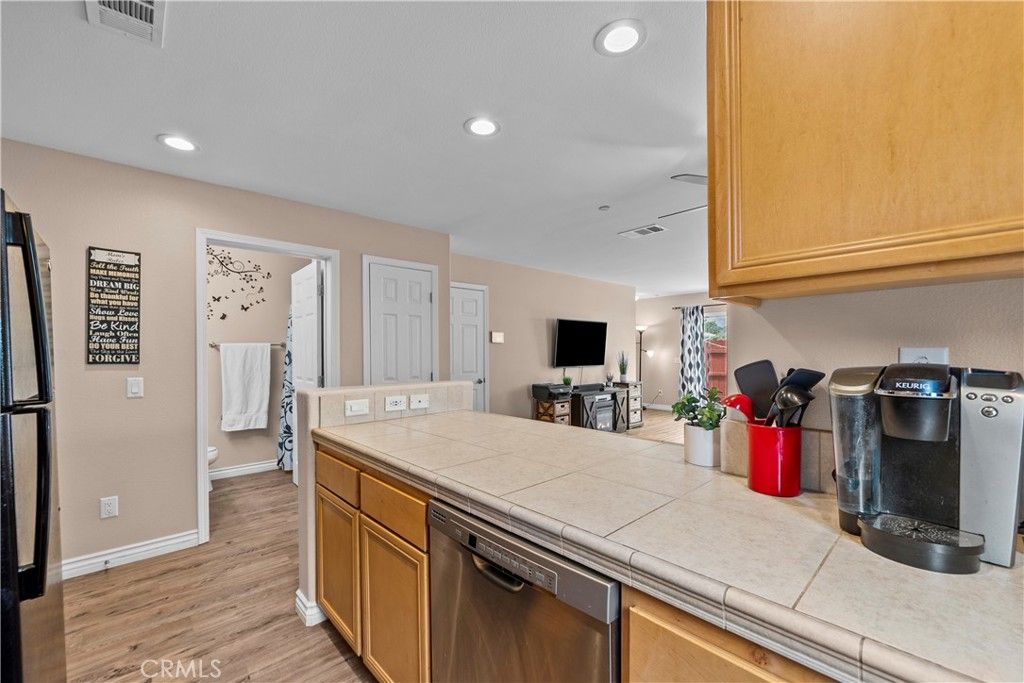 Image 14 of property listing at 14552 Foothill, Sylmar, CA 91342
