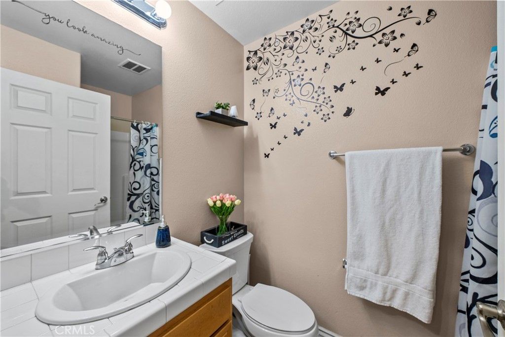 Image 15 of property listing at 14552 Foothill, Sylmar, CA 91342
